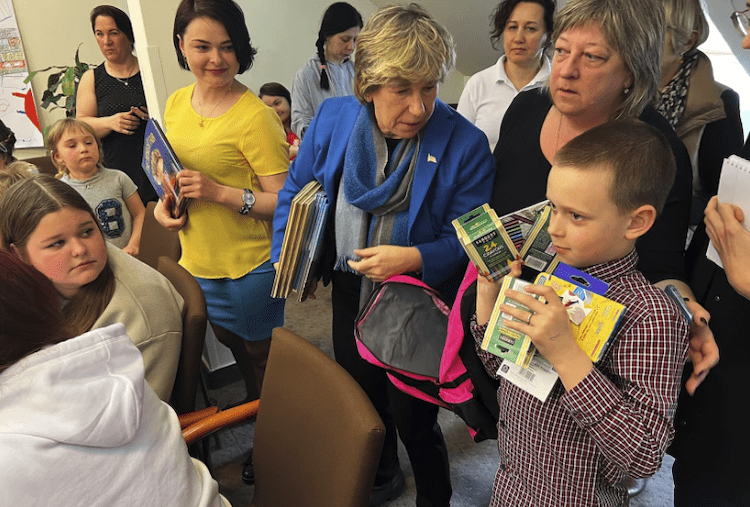 Weingarten visits displaced Ukrainian teachers, students in Poland